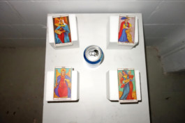  Imatge: tirada de tarot de 4 cartes i una llauna de Aquarius al mig