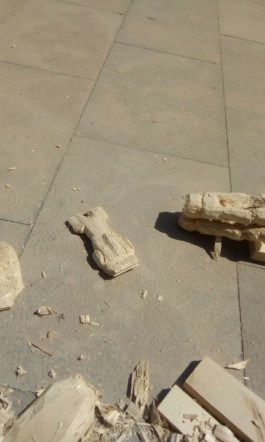 Escultura d'una Balena de fusta d'Ibrahima Seydi al terra, Escultura de Ballena de madera de Ibrahima Seydi en el suelo, whale wood sculpture displayed on the floor