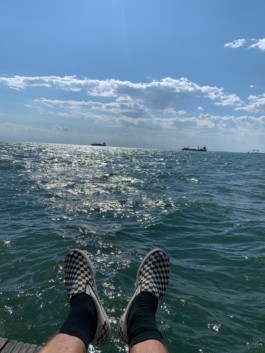  Fons de mar i cel amb sabates d'esport de Miguel Angel García Gómez,Fondo de mar y cielo con las deportivas de Miguel Angel Garcia Gómez