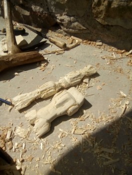 Escultures de Balena i Balena-dofí fent-se petó de fusta d'Ibrahima Seydi al terra, Escultura de Ballena y Ballena-Delfín besándose de madera de Ibrahima Seydi en el suelo, whale and Whale dolphin kissing wood sculpture displayed on the floor