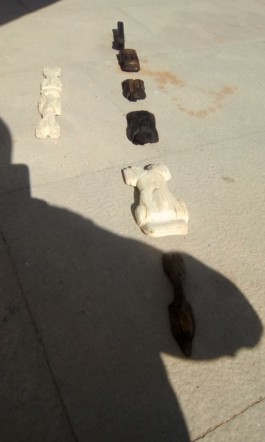  Escultures d'Ibrahima Seydi: Ànec Hipopòtam Tortuga terrestre Tortuga Marina Balena Dofí i Balena-Dofí fent-se un petó al terra,Esculturas de Ibrahima Seydi: Pato Hipopótamo Tortuga terrestre Tortuga Marina Ballena Delfín y Ballena-Delfín besándose en el suelo, Ibrahima Seydi Wood Sculptures: Duck Hipopotamus Totuise Turtle Marine Turtle whale dolhin and whale-dolphin kissing displayed on the floor.