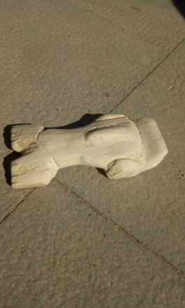Escultura d'una Balena de fusta d'Ibrahima Seydi al terra, Escultura de Ballena de madera de Ibrahima Seydi en el suelo, whale wood sculpture displayed on the floor