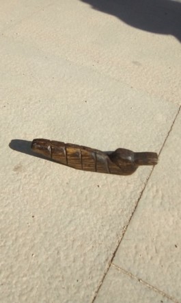 Escultura d'ànec de fusta d'Ibrahima Seydi al terra, Escultura de pato de madera de Ibrahima Seydi en el suelo, Duck wood sculpture displayed on the floor