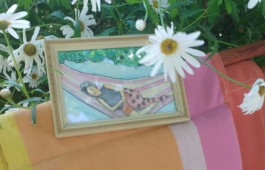 Dibuix d'una dona a una hamaca al voltant de flors de Gloria Casas, dibujo de una mujer en una hamaca alrededor de flores de Gloria Casas,Gloria Cases drawing of a lady on hammock surrounded by flowers.