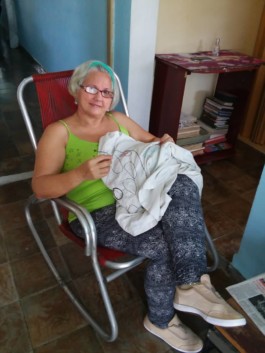  Iamgen de Nancy, madre de Ody y Nancy, bordando la Ballena en su hamaca