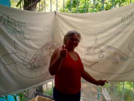  Nancy posando con su peazo de bordado de Ballenas.