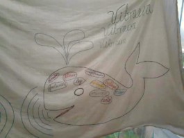  Bordado de dos Ballenas de Nancy madre de Ody y Nancy, una ballena canta o emite ondas enfrente de la otra y son Ballenas llenas de Amor,placer, protección, ley, majestualidad, balleza, esplendor, universo, canto y océano y la otre está llena de Diversidad, Ballenatos, inmensidad, armonia, cielo, alegría,paz,tranquilidad, azul y luz.