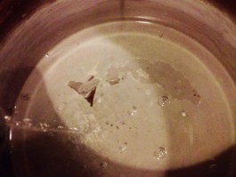  Masa con harina que se ha formado la forma de una ballena fondo en blanco y rosa. imagen de Odalys Orozco