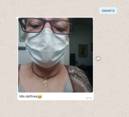  Captura de Pantalla de Encarna Moreno Zapata la portera y amiga de la artista, aparece un autoretrato con mascarilla en su cuello lleva un colgante de delfines saltando de color dorado, el mensaje pone: Mis delfines