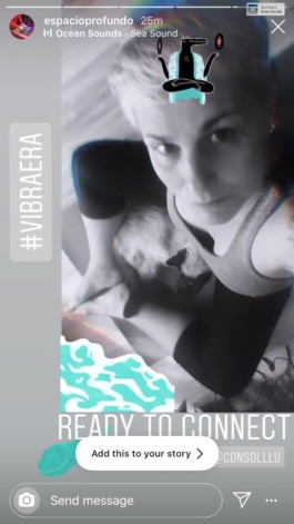  Storie de IG de Espacio_Profundo_Sale una persona en blanco y negro plano desde arriba con pegatina de bruja en la cabeza y escribe en letras turquesas con relieve: Ready para conectarme en Vibraera.