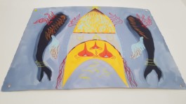  Pintura que envía Martina Millà d'en Aldo Urbano, fons blau cel dos balenes que son verticals de color fosc i entre elles una figura de color groc i vermella.