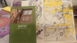  Ilustració de Tashi_ amb llibre de poemes de Carrer de l'Oblid fons groc apareixen dibuixos a boligraf blau de formes geometriques i poemes lliures: Oblid, oblid, oblid, SicoDelfines